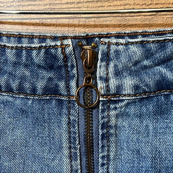 🎉🎉Altar’d State Monana Denim Mini Skirt size Medium Preppy Classic Zippered - Picture 3 of 8